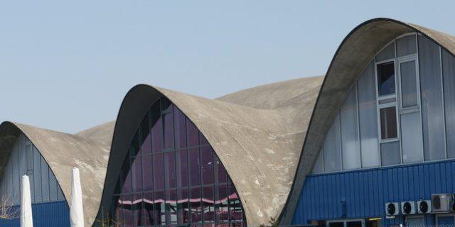 Aussenaufnahme des Dübendorfer Fliegermuseums auf dem Flughafen Aussenaufnahme des Dübendorfer Fliegermuseums auf dem Flughafen