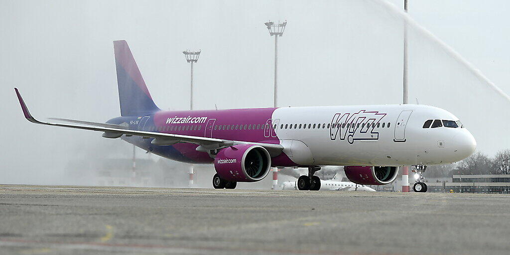 Die ungarische Billigfluggesellschaft Wizz-Air will noch in dieser Woche ihren Flugbetrieb in Wien wieder hochfahren. (Archivbild) Die ungarische Billigfluggesellschaft Wizz-Air will noch in dieser Woche ihren Flugbetrieb in Wien wieder hochfahren. (Archivbild)