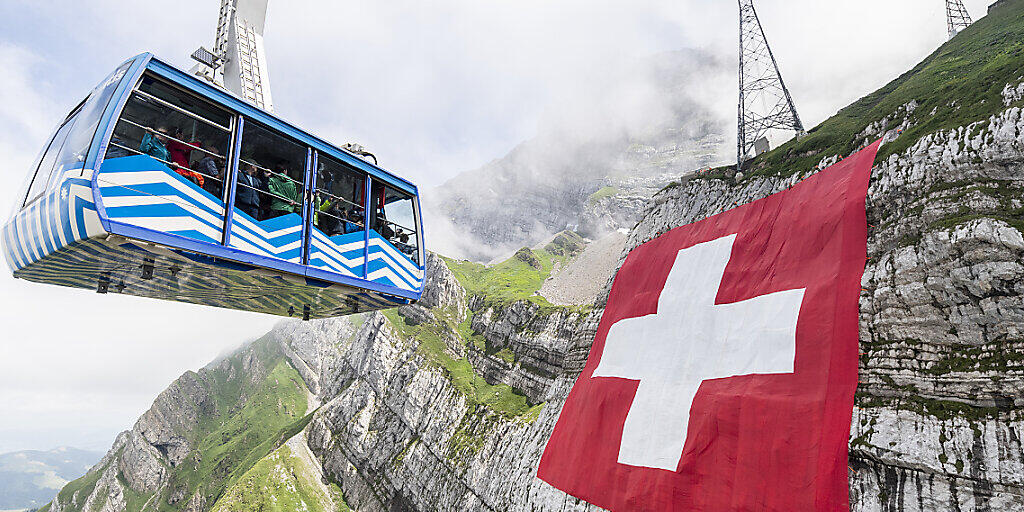 Trotz Corona-Krise soll die riesige Schweizerfahne am Säntis auch in diesem Jahr wieder aufgehängt werden. (Archivbild)