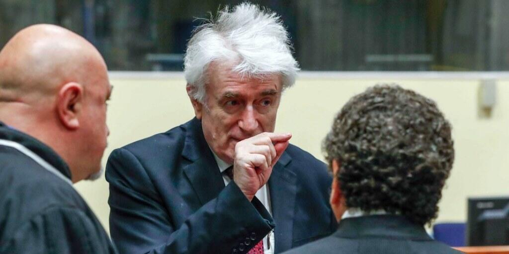 In Den Haag hat am Montag der Berufungsprozess des früheren bosnischen Serbenführers Radovan Karadzic (Mitte) begonnen. Der  72-Jährigen fordert im Völkermord-Prozess einen Freispruch.