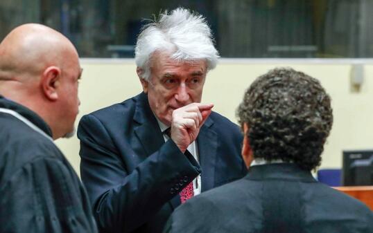 In Den Haag hat am Montag der Berufungsprozess des früheren bosnischen Serbenführers Radovan Karadzic (Mitte) begonnen. Der  72-Jährigen fordert im Völkermord-Prozess einen Freispruch.