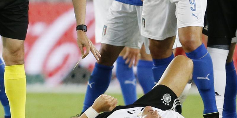 Mario Gomez liegt am Samstag im EM-Viertelfinal gegen Italien verletzt auf dem Spielfeld. Für den deutschen Stürmer ist die Endrunde in Frankreich zu Ende Mario Gomez liegt am Samstag im EM-Viertelfinal gegen Italien verletzt auf dem Spielfeld. Für den deutschen Stürmer ist die Endrunde in Frankreich zu Ende