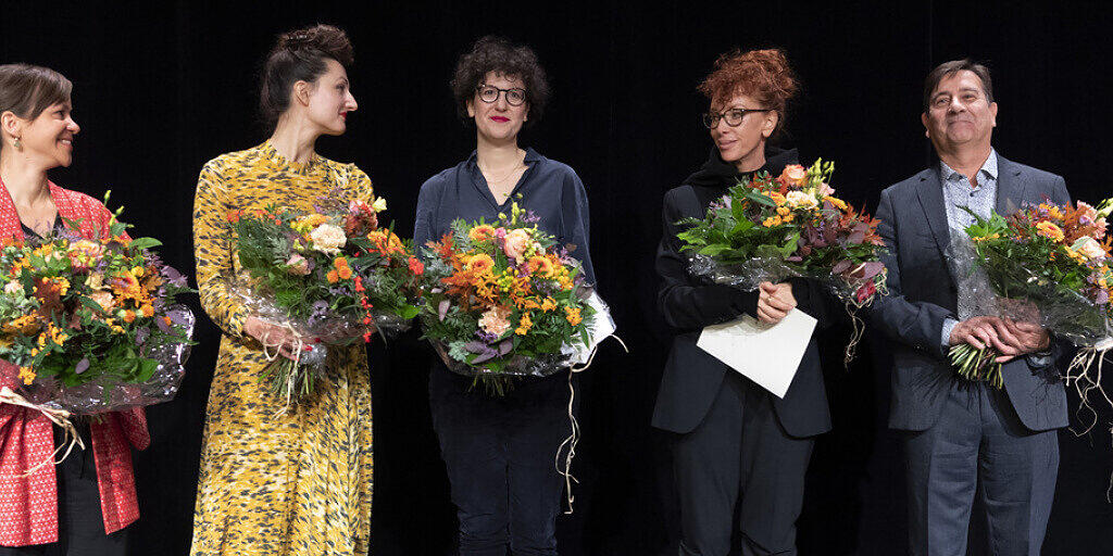 Sibylle Berg (zweite von rechts) hat den Schweizer Buchpreis gewonnen. Neben ihr nominiert waren Tabea Steiner, Simone Lappert, Ivna ?ic und Alain Claude Sulzer (von links nach rechts). Der Hauptpreis ist mit 30'000 Franken dotiert; die Nominierten erhalten je 3000 Franken.
