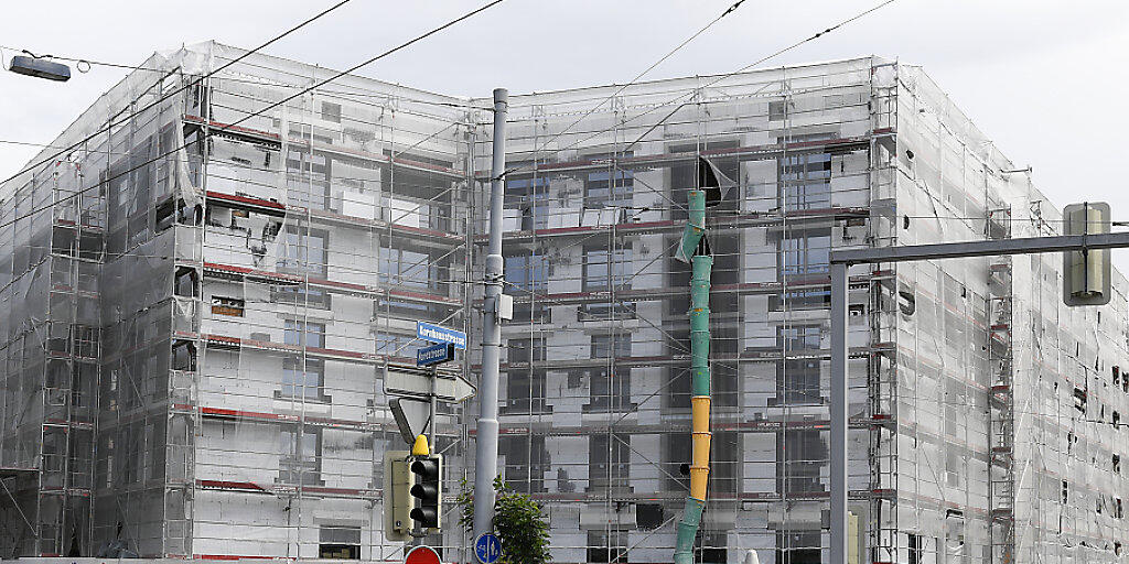 Bei der Besichtigung von Wohnungen bilden sich teilweise gigantische Schlangen von Wohnungssuchenden. Im März sind die Angebotsmieten für Wohnungen gestiegen. (Archivbild)