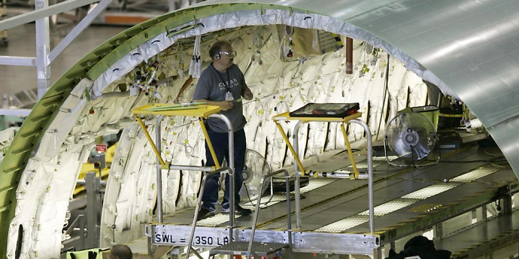 Boeing-Mitarbeiter bei der Flugzeugmontage im Werk in Seattle im US-Staat Washington. (Archivbild)