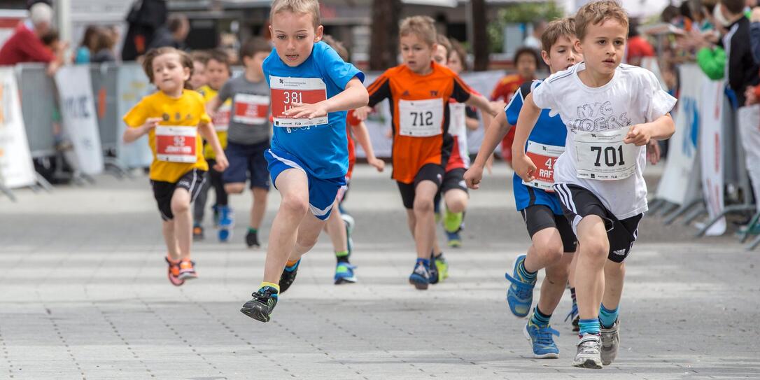Früh übt sich, wer einmal ein grosser Läufer werden will. Wie hier vor zehn Jahren, werden auch in Schaan viele Kinder am Zentrumslauf teilnehmen.