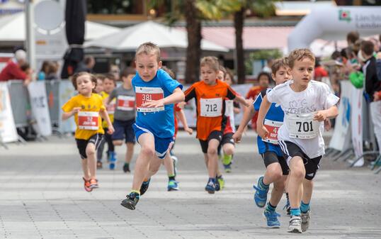 Früh übt sich, wer einmal ein grosser Läufer werden will. Wie hier vor zehn Jahren, werden auch in Schaan viele Kinder am Zentrumslauf teilnehmen.