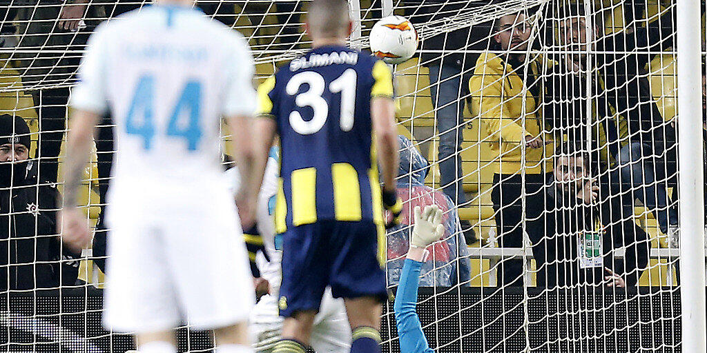 Schlüsselszene im Sükrü-Saracoglu-Stadion von Istanbul: Fenerbahces Torschütze Islam Slimani (Nummer 31) sieht, wie Goalie Harun Tekin den Penalty von Zenits Robert Mak pariert