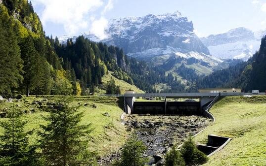 Wasserkraftwerke wie hier das Sahli an der Muota sorgten 2017 für knapp 50 Prozent der Schweizer Energieversorgung, weitere 10 Prozent aus Wasserkraft wurde aus dem Ausland eingekauft. (Archivbild)