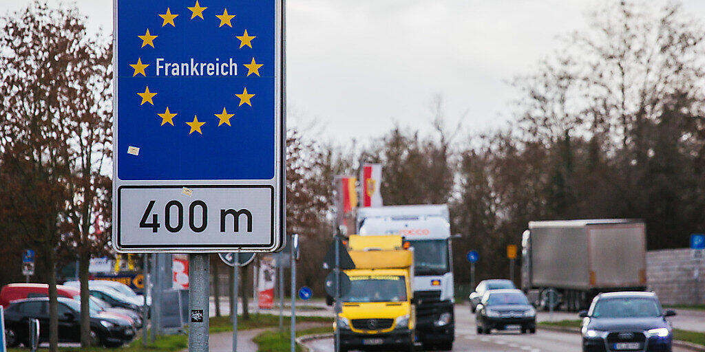 In den vergangenen Tagen fuhren viele Deutsche als Tagestouristen über die Grenze ins Elsass, um dort in den nach wie vor geöffneten Geschäften einzukaufen. Foto: Philipp von Ditfurth/dpa