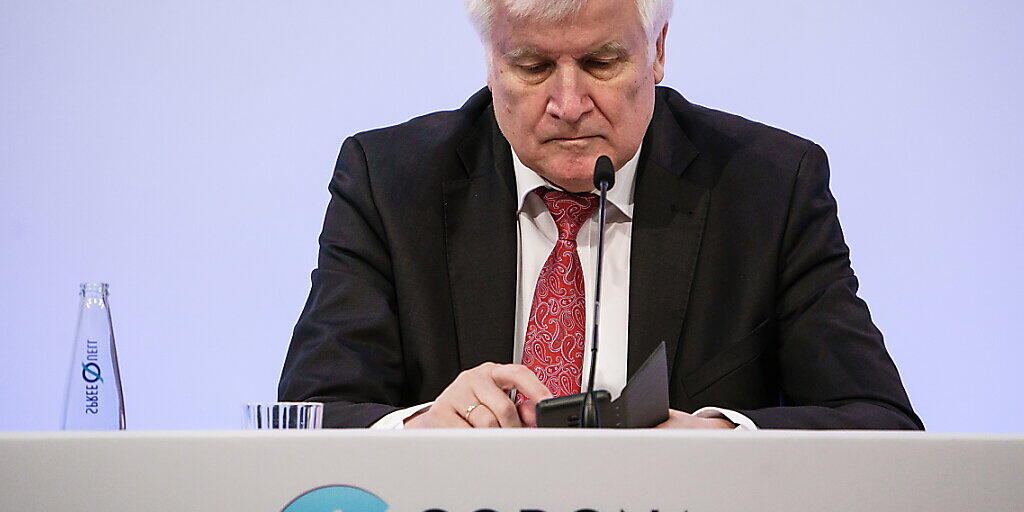 Die deutsche Corona-Warn-App hat wochenlang nicht richtig funktioniert. Der deutsche Innenminister Horst Seehofer wirft einen Blick auf die App. Nun sollen die Probleme behoben sein. (Archivbild) Die deutsche Corona-Warn-App hat wochenlang nicht richtig funktioniert. Der deutsche Innenminister Horst Seehofer wirft einen Blick auf die App. Nun sollen die Probleme behoben sein. (Archivbild)