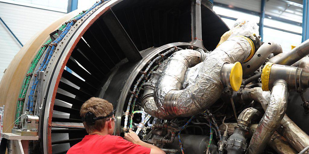 Ein Techniker von SR Technics geht seiner Arbeit im Hangar des Flughafen Zürichs nach. Das Flugzeugwartungsunternehmen SR Technics ist von der chinesischen HNA Aviation gekauft worden. 2016 haben chinesische Unternehmen kräftig im Logistik- und Infrastruktursektor der Schweiz zugekauft. (Archiv)