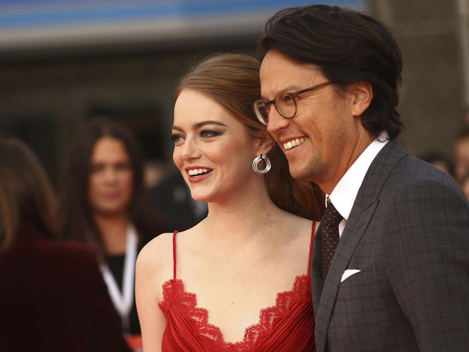 Der neue Bond-Regisseur heisst Cary Joji Fukunaga: Der Amerikaner - hier mit Schauspielerin Emma Stone an der Premiere der Netflix-Serie "Maniac" vom 13. September - übernimmt den Job von Oscar-Preisträger Danny Boyles.