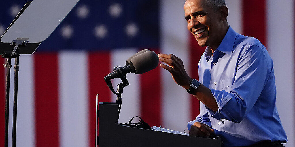 Barack Obama, ehemaliger Präsident der USA, spricht auf einer Wahlkampfveranstaltung zur Unterstützung für den demokratischen Präsidentschaftskandidaten Biden. Foto: Matt Slocum/AP/dpa