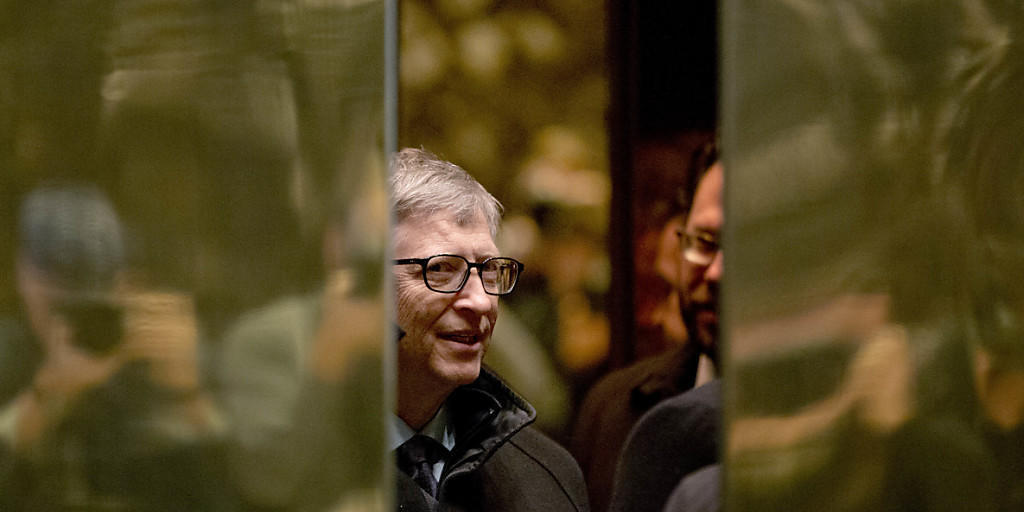 Er und sieben weitere Männer besitzen zusammen mehr Eigentum als 3,6 Milliarden Menschen auf der Welt: Bill Gates fährt im Trump Tower mit dem Lift nach oben. (Archivbild)
