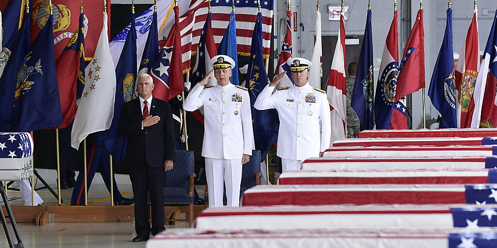 US-Vizepräsident Mike Pence (Links) nahm auf Hawaii die sterblichen Überreste mutmasslich in Nordkorea gefallener US-Soldaten in Empfang.