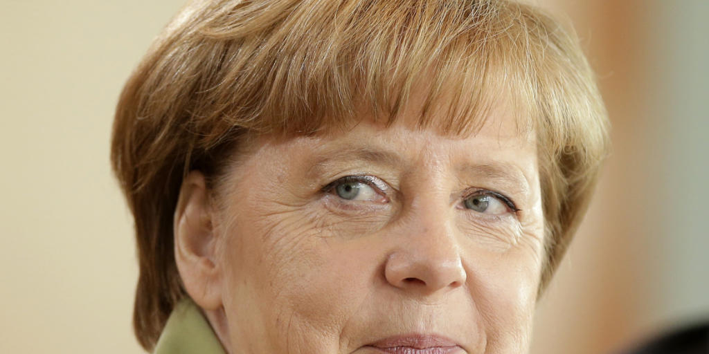 Die deutsche Bundeskanzlerin Angela Merkel streichelte einem weinenden Flüchtlingsmädchen den Kopf - und löste damit kontroverse Reaktionen aus (Archiv)