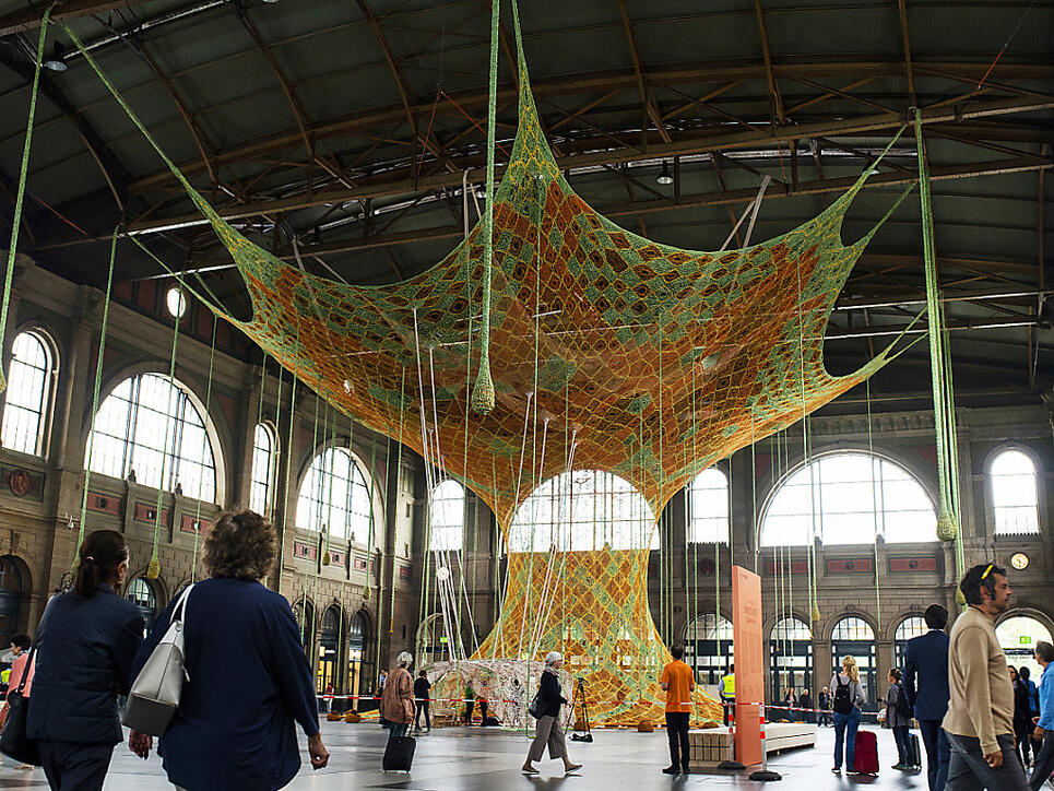 Soll die Pendler entschleunigen: Der "GaiaMotherTree" des brasilianischen Künstlers Ernesto Neto.