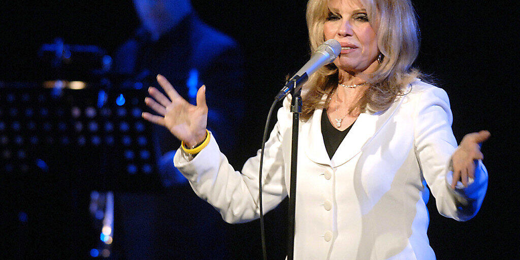 ARCHIV - US-Sängerin Nancy Sinatra im April 2005 bei einem Auftritt in Hamburg. Foto: picture alliance / dpa