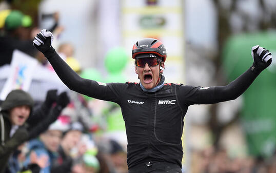 Grosse Freude bei Stefan Küng nach seinem zweiten Etappensieg im Rahmen der Tour de Romandie