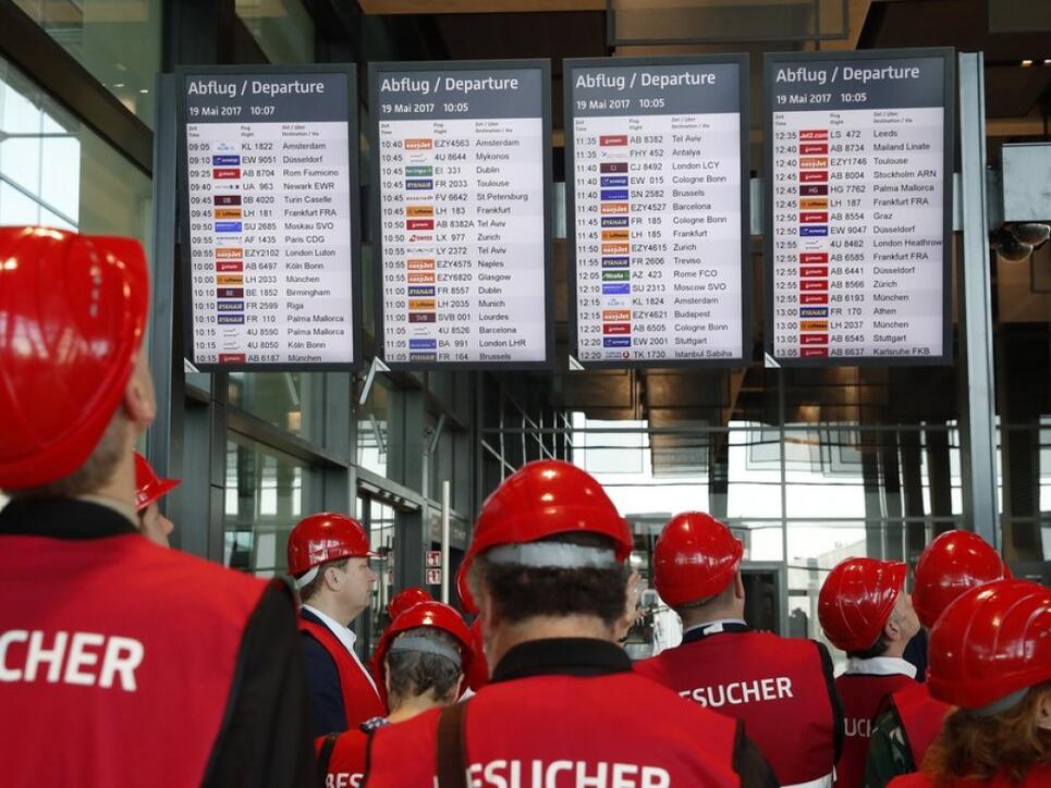 Besucher des neuen Flughafens in Berlin vor rund einem Jahr. Im kommenden Herbst ist nun endlich um Jahre verz&ouml;gerte Er&ouml;ffnung des neuen deutschen Hauptstadt-Airports geplant. (Archiv)