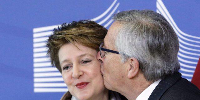 Herzlicher Empfang, dann klare Worte: Juncker begrüsst Sommaruga Herzlicher Empfang, dann klare Worte: Juncker begrüsst Sommaruga