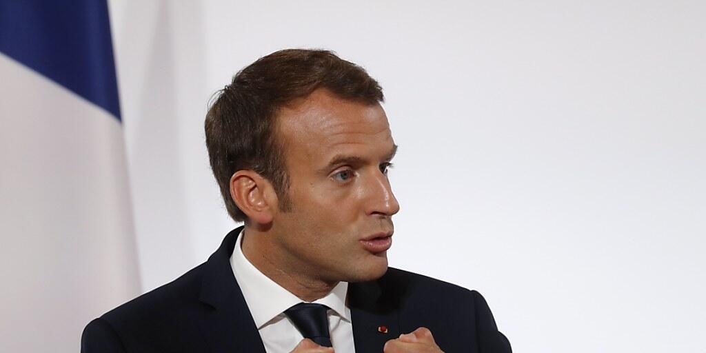 Laut einer Umfrage halten sieben von zehn Franzosen die Abschaffung der Vermögenssteuer für ungerecht. Präsident Macron dagegen rügt, die Debatte sei von "Neid" auf Wohlhabende geprägt. (Archivbild)