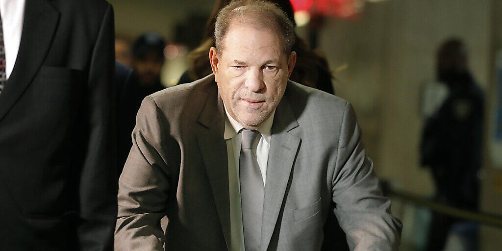 Harvey Weinsteins Verteidigung will einen anderen Richter im Prozess wegen sexueller Übergriffe haben - der aktuelle sei voreingenommen gegenüber dem Angeklagten.