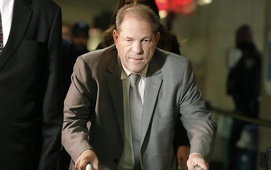 Harvey Weinsteins Verteidigung will einen anderen Richter im Prozess wegen sexueller Übergriffe haben - der aktuelle sei voreingenommen gegenüber dem Angeklagten.