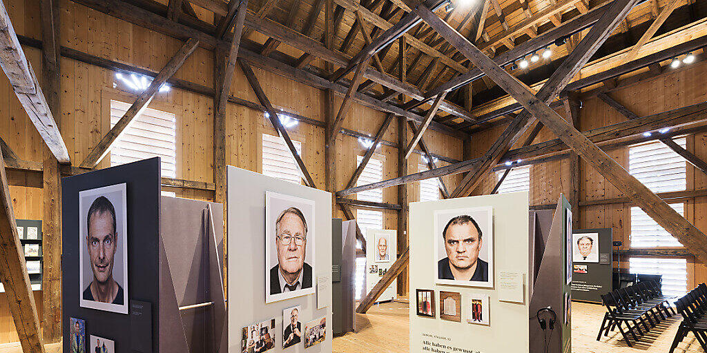 Eine Foto-Ausstellung über ehemalige Verdingkinder. Diese sollen keine Kürzung ihrer Ergänzungsleistungen hinnehmen müssen, wenn sie einen Solidaritätsbeitrag erhalten. (Archiv)