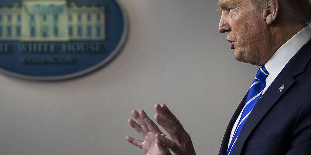 "Ich dachte, das wäre klar": US-Präsident Donald Trump über seine Äusserung zur Einnahme von Desinfektionsmitteln. "Ich dachte, das wäre klar": US-Präsident Donald Trump über seine Äusserung zur Einnahme von Desinfektionsmitteln.
