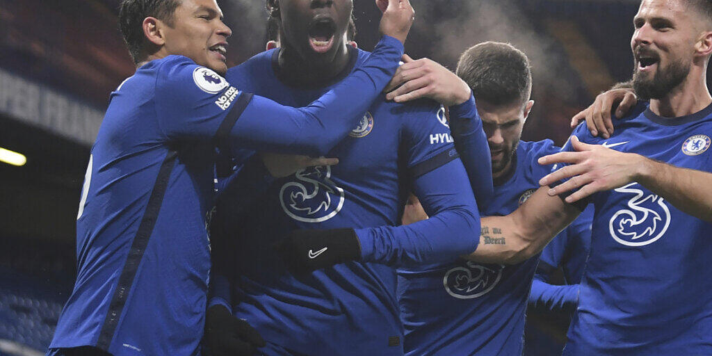 Kurt Zouma (Mitte) schoss das wegweisende 2:1 - und damit Chelsea an die Spitze der Premier League