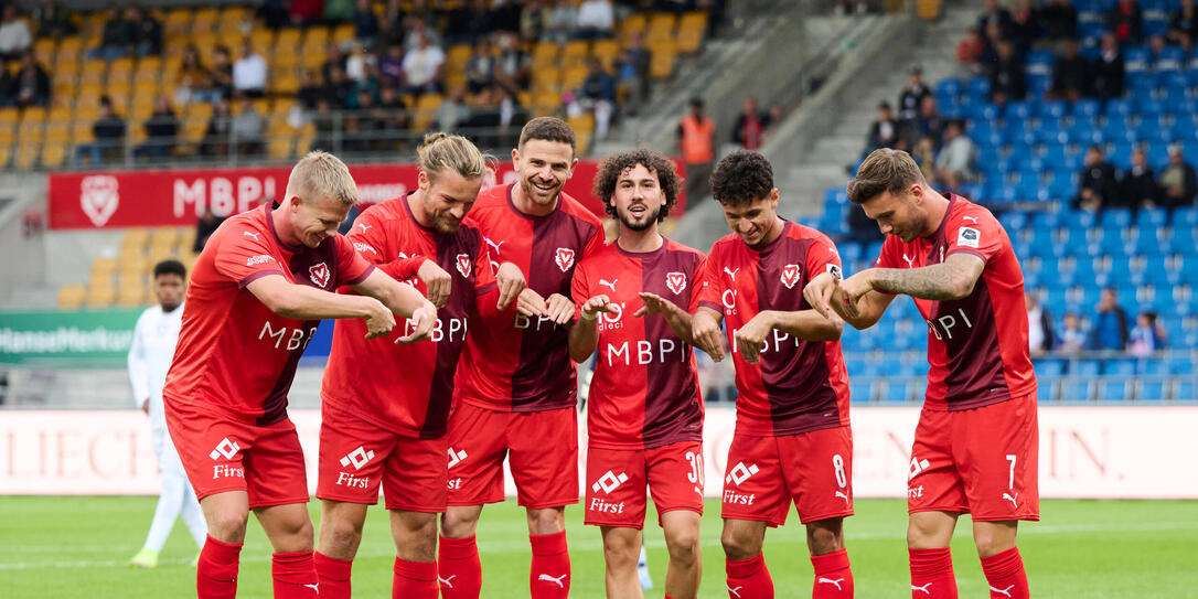 Der FC Vaduz bejubelt das 1:0 in der fünften Minuten durch Denis Simani. Im weiteren Spielverlauf folgten nochmals fünf weitere Treffer.