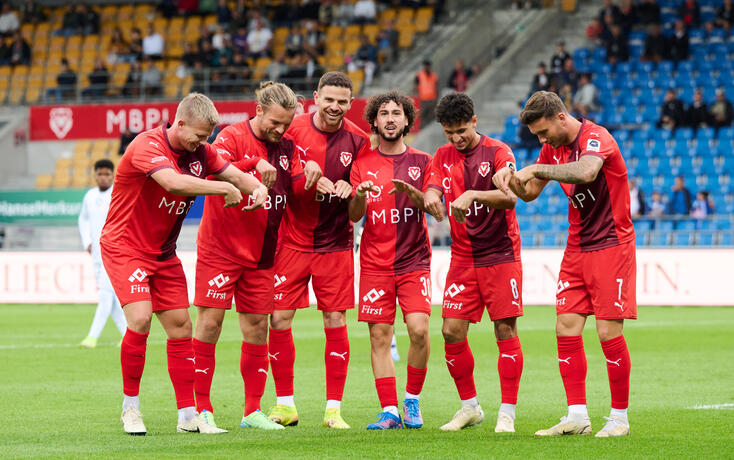 Der FC Vaduz bejubelt das 1:0 in der fünften Minuten durch Denis Simani. Im weiteren Spielverlauf folgten nochmals fünf weitere Treffer.