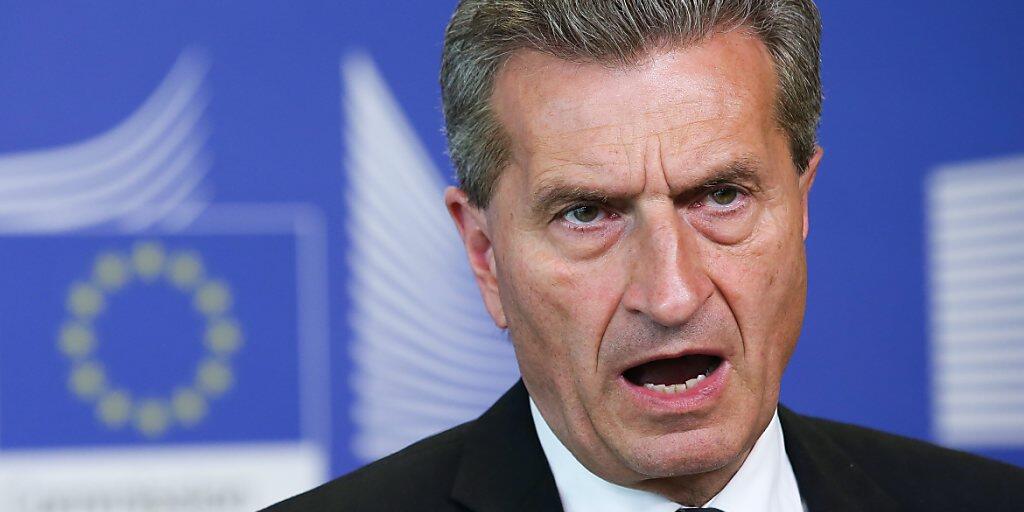 Der frühere deutsche EU-Kommissar Günther Oettinger sagte in einem Interview, die Schweiz müsse sich auf ein langes Warten bezüglich des EU-Rahmenabkommens einstellen. (Archivbild)