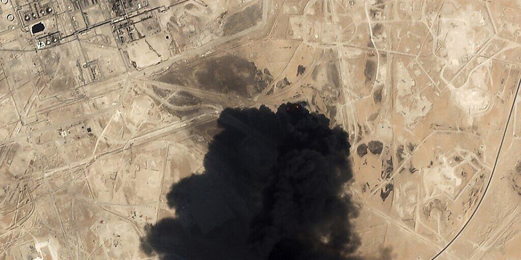 Eine Satellitenaufnahme zeigt den schwarzen Rauch, der über dem Abkaik Öl-Feld von Saudi Aramco aufsteigt. (Archivbild) Eine Satellitenaufnahme zeigt den schwarzen Rauch, der über dem Abkaik Öl-Feld von Saudi Aramco aufsteigt. (Archivbild)
