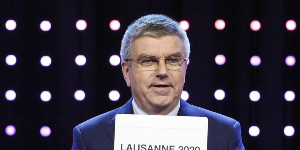 Um 11.45 Uhr war es Tatsache: Auf dem Zettel von IOC-Präsident Thomas Bach stand Lausanne. Um 11.45 Uhr war es Tatsache: Auf dem Zettel von IOC-Präsident Thomas Bach stand Lausanne.