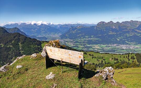 Sitzbank oberhalb Steg