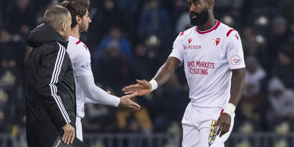 Hier muss sich Johan Djourou (rechts) in Bern von Jan Bamert ablösen lassen