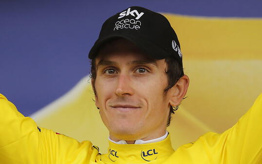 Der Brite Geraint Thomas trägt das Maillot jaune auch nach dem Zeitfahren und steht unmittelbar vor seinem ersten Gesamtsieg bei einer dreiwöchigen Rundfahrt
