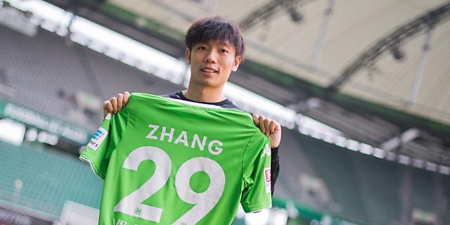 Xizhe Zhang präsentiert einen Teil seiner neuen Arbeitskleidung