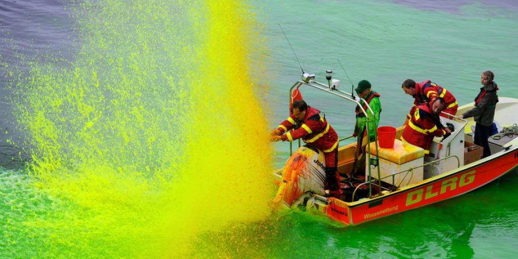 Der argentinische Konzeptkünstler Nicolas Uriburu - hier eines seiner "Farbe im Fluss"-Werke - ist mit 78 Jahren gestorben. (Archivbild)
