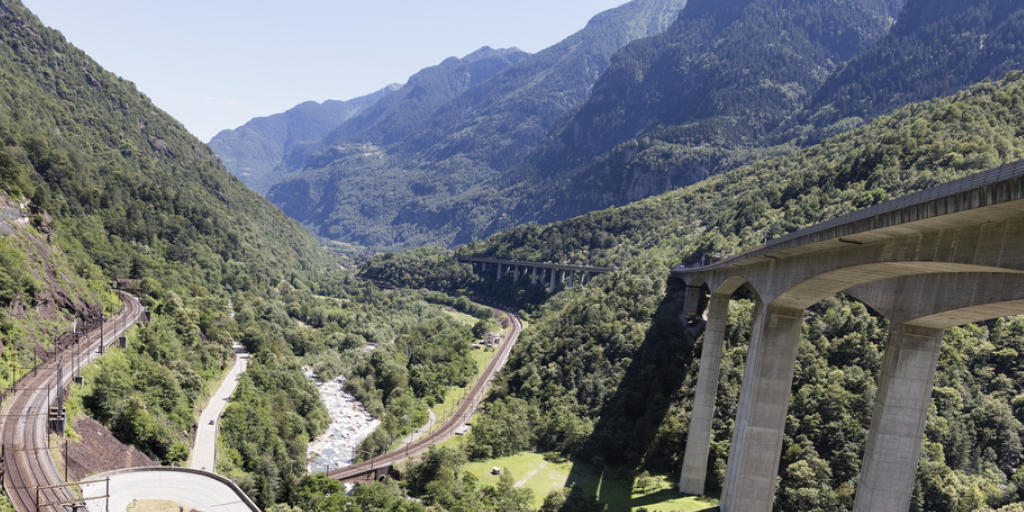Künftig sollen nicht nur Züge, sondern auch Fernbusse das Tessin und die Deutschschweiz verbinden. Ein Schweizer Busunternehmen hat beim Bund eine Konzession beantragt. (Symbolbild)