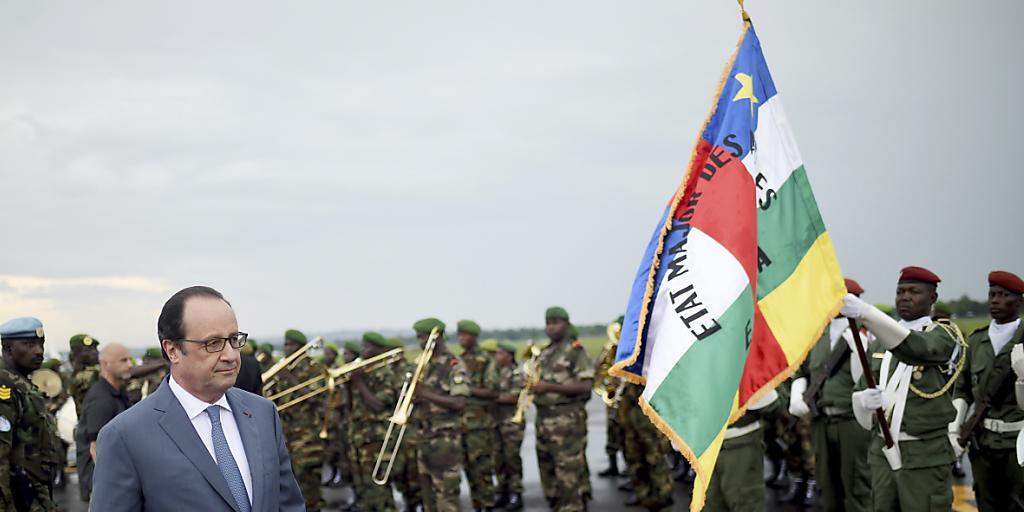 Ein letzter Besuch vor dem Abzug der Soldaten: Präsident Hollande beendet Frankreichs Militäreinsatz in der Zentralafrikanischen Republik - weil die Truppen "an anderen Fronten" gebraucht werden.