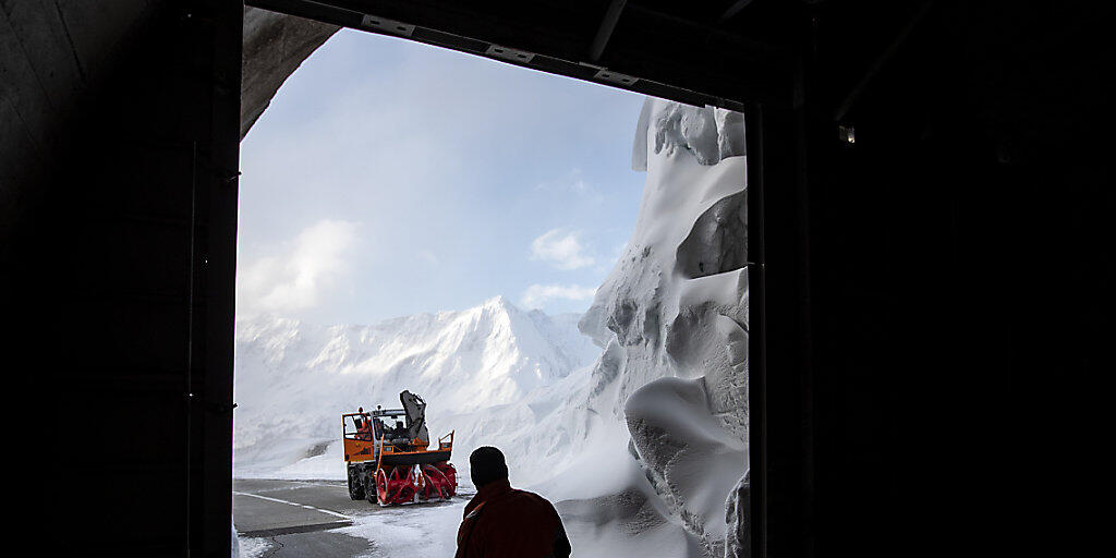 An Auffahrt ist der Gotthard-Pass von Schnee geräumt und wieder befahrbar.