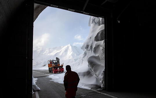 An Auffahrt ist der Gotthard-Pass von Schnee geräumt und wieder befahrbar.