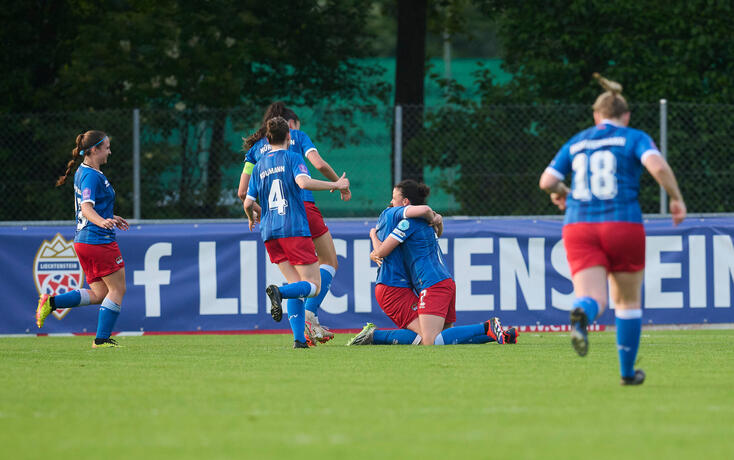 Lena Göppel (m.l.) erzielte den zweiten Treffer und liess die Hoffnung auf die ersten Punkte weiter leben.