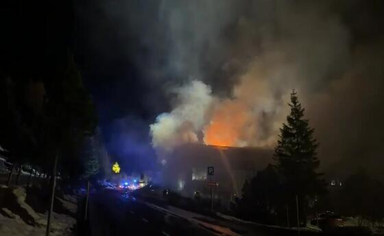 Derzeit l&auml;uft ein Grosseinsatz beim Heizwerk in Malbun. (Daniel Schwendener)