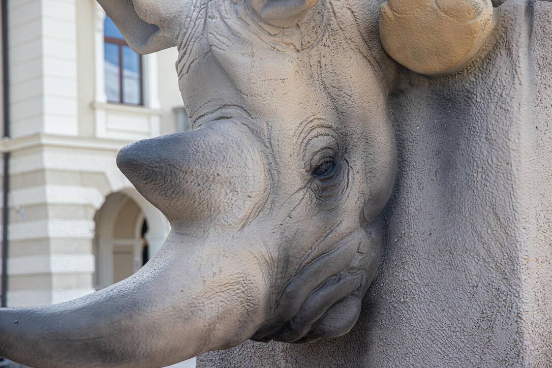 Aufbau der Skulpturen der Bad Ragartz in Vaduz (26.04.2024)
