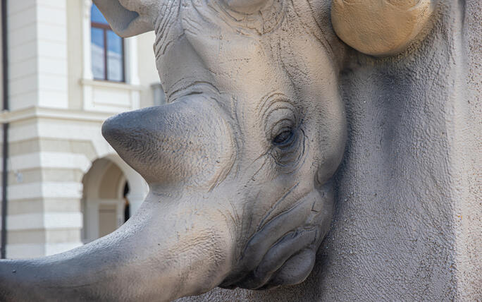 Aufbau der Skulpturen der Bad Ragartz in Vaduz (26.04.2024)